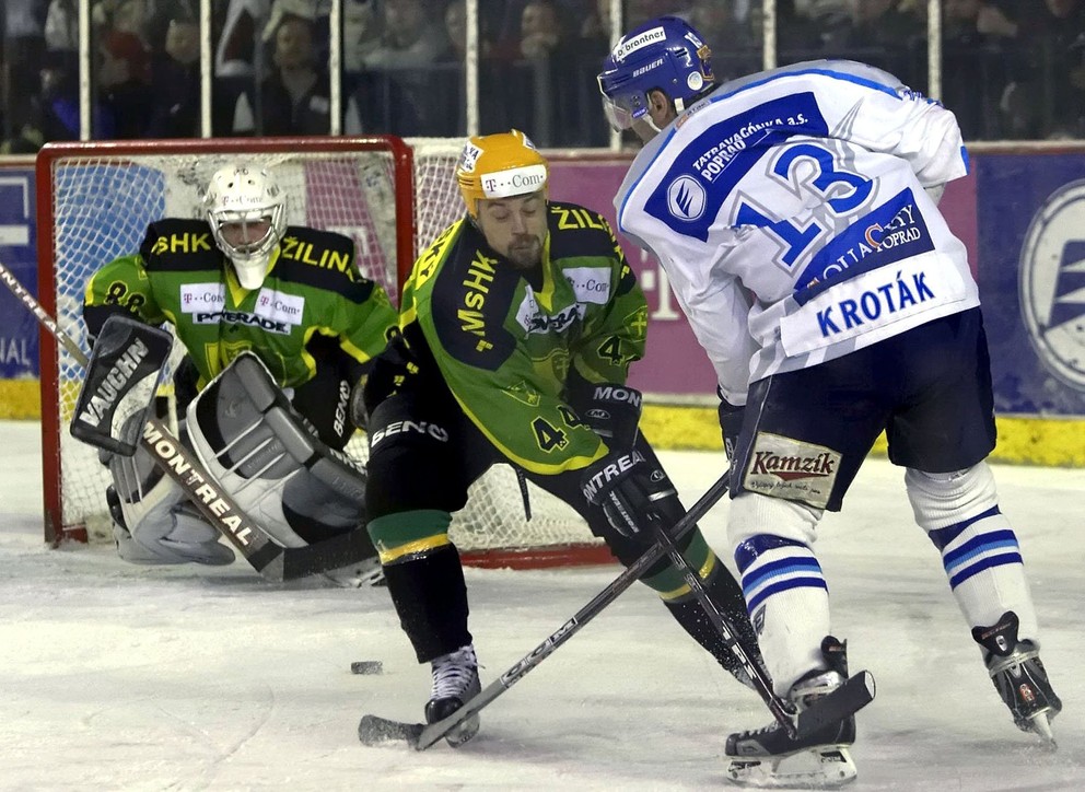 Momentka zo siedmeho finále. Domáceho kapitána Arneho Krotáka bráni Dalibor Kusovský.