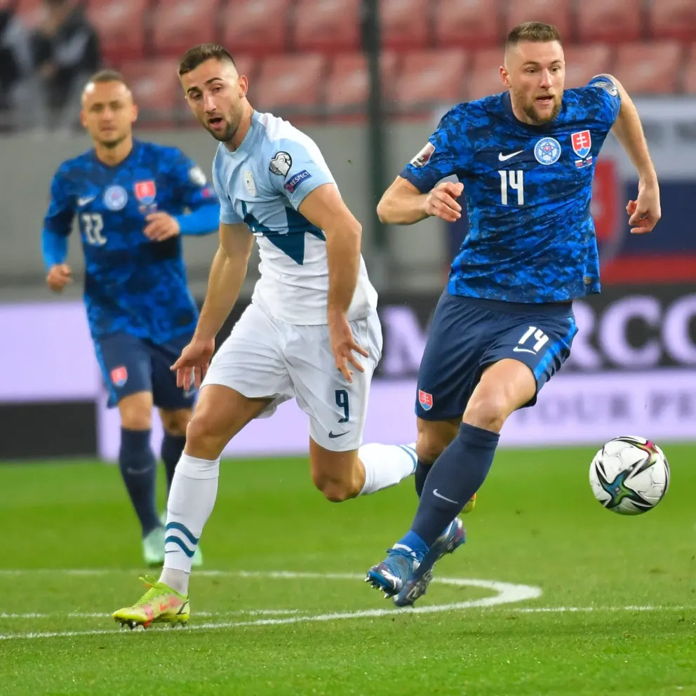 Na snímke sprava slovenský futbalový reprezentant Milan Škriniar, Slovinec Andraž Šporar a Stanislav Lobotka počas kvalifikačného zápasu H-skupiny Slovensko - Slovinsko o postup na MS2022 v Trnave.