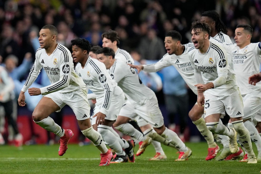 Futbalisti Realu Madrid oslavujú víťazstvo v penaltovom rozstrele.