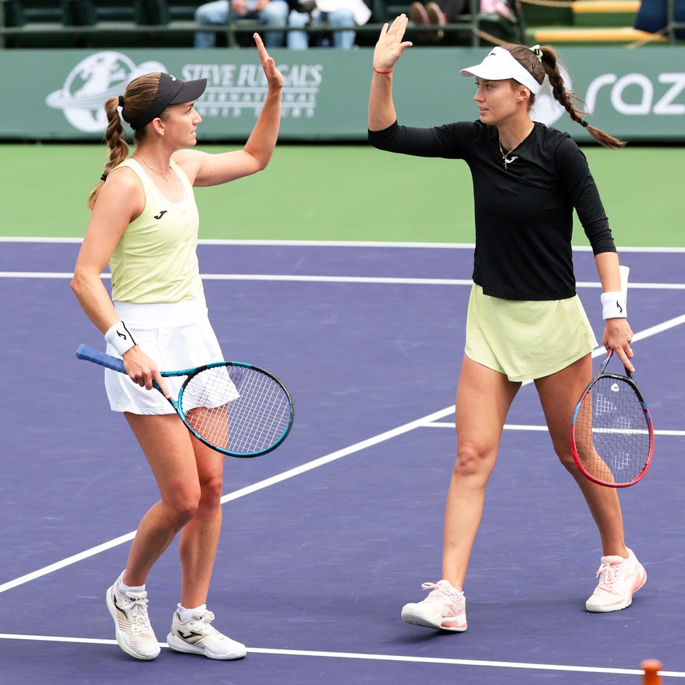 Olivia Nichollsová (vľavo) a Tereza Mihalíková na turnaji v Indian Wells 2025.