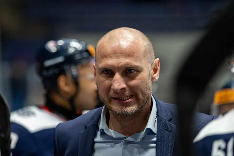 Tomáš Surový ako hlavný tréner HC Slovan Bratislava.