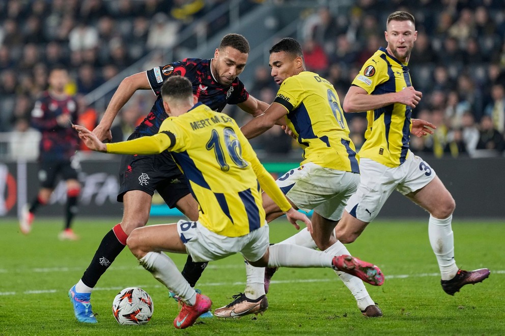 Hráč Fenerbahce Mert Muldur(druhý zľava) bojuje o loptu s Cyrielom Dessersom (vľavo) z Rangers a situáciu sledujú Alexander Djiku (druhý sprava) a Slovák Milan Škriniar (vpravo).