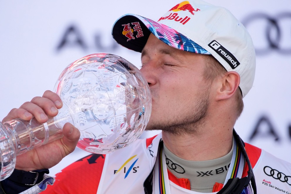 Marco Odermatt s malým krištáľovým glóbusom za celkové víťazstvo v obrovskom slalome.