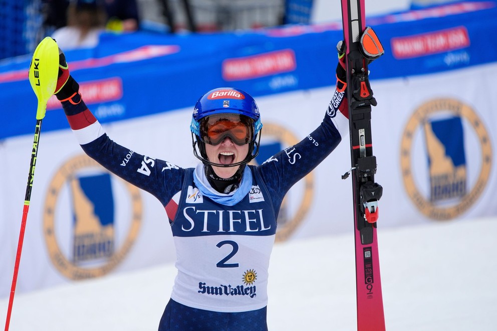 Mikaela Shiffrinová sa raduje v cieli po víťazstve v slalome Svetového pohára alpských lyžiarok v americkom stredisku Sun Valley.