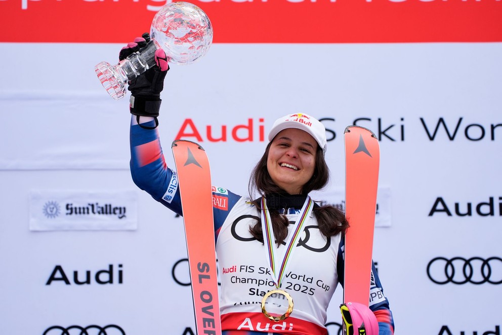 Zrinka Ljutičová s malým glóbusom, ktorý získala v sezóne 2024/2025.