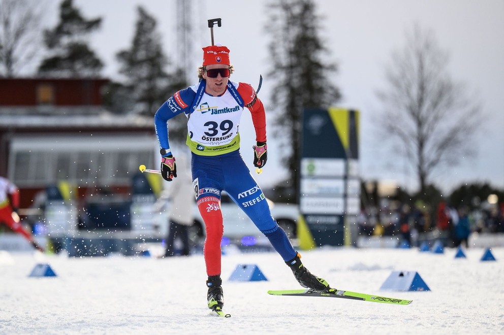 Slovenský biatlonista Šimon Adamov počas MS juniorov a kadetov 2025.