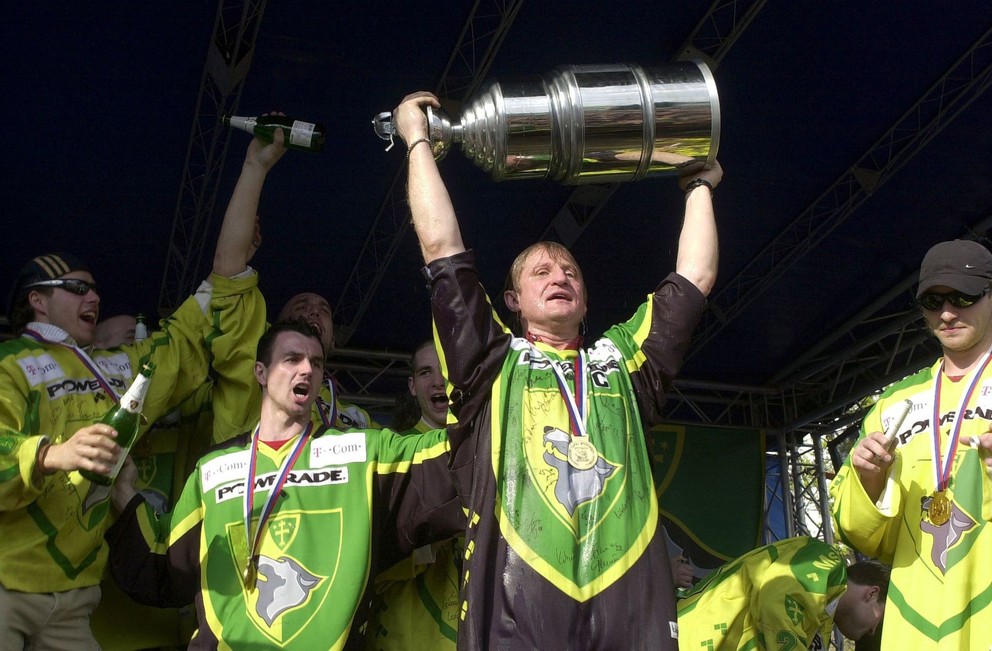 Kapitán tímu Roman Kontšek s víťaznou trofejou po zisku titulu v roku 2006.