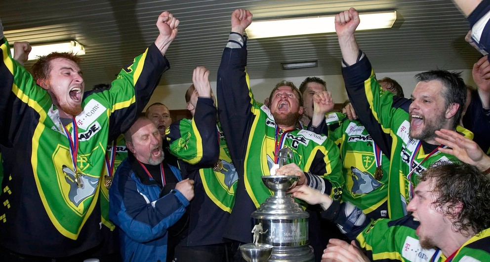 Žilinské oslavy v šatni bezprostredne po siedmom finále v Poprade.