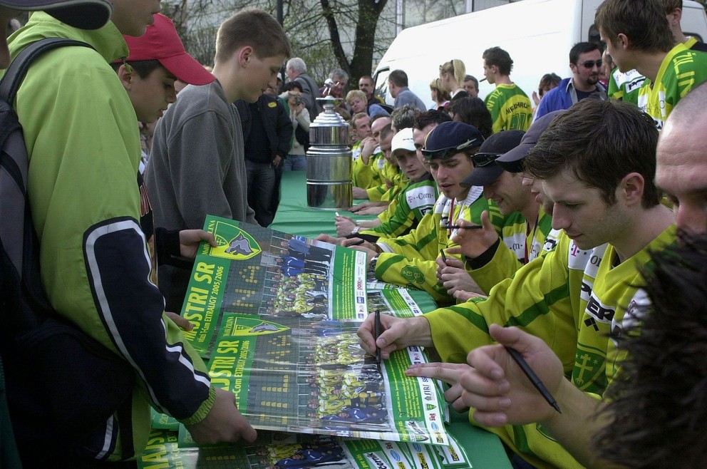 Autogramiáda žilinských hokejistov po zisku titulu v roku 2006.