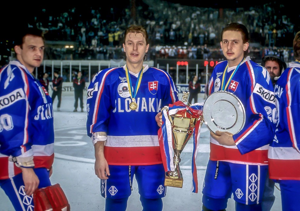 Brankár Jaromír Dragan a útočníci Ľubomír Kolník a Zdeno Cíger na MS B-kategórie 1995 v Bratislave.