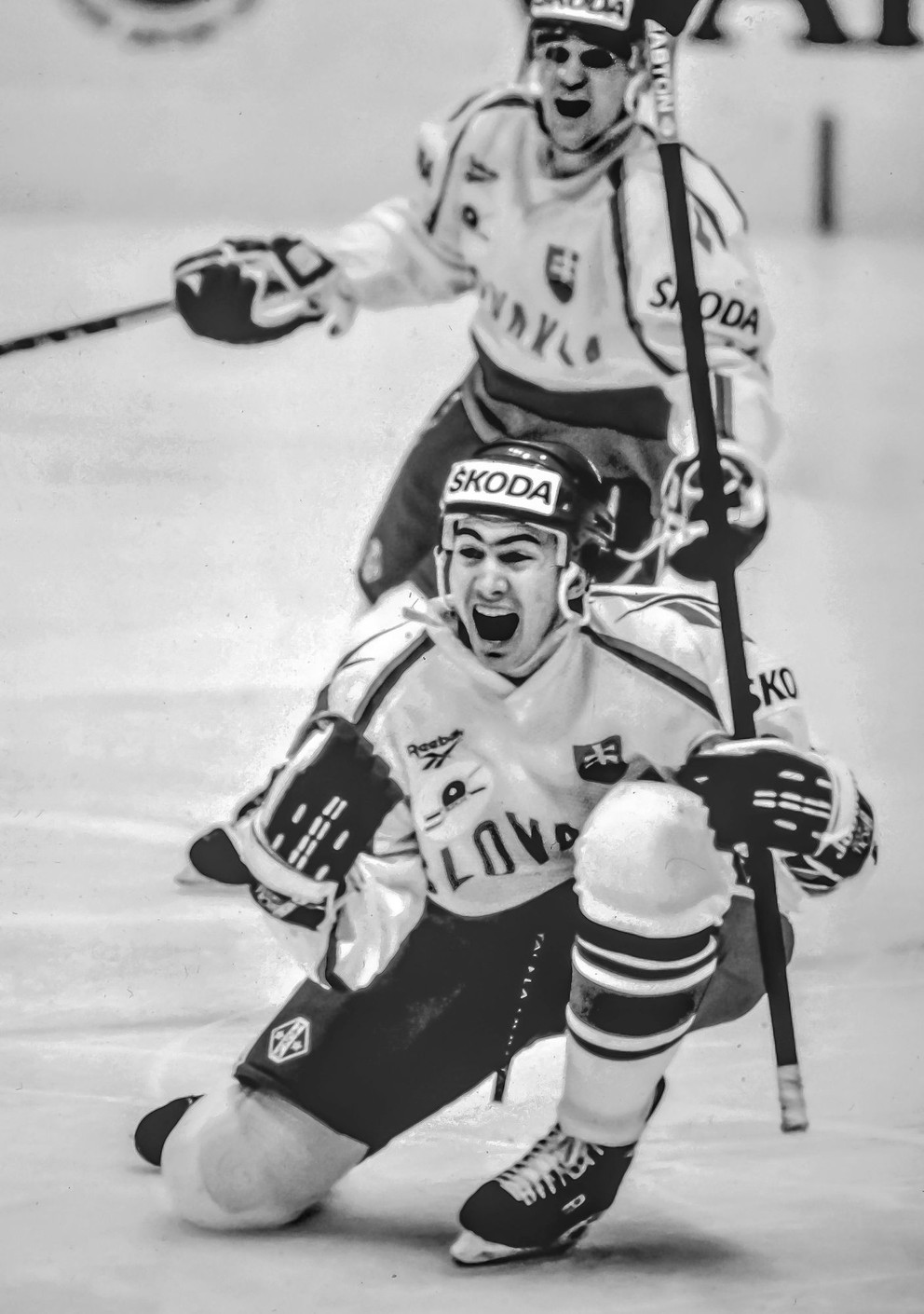 Miroslav Šatan oslavuje gól na turnaji B-kategórie MS v hokeji 1995 v Bratislave, za ním Róbert Petrovický.