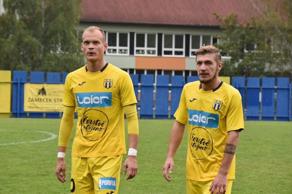 Vľavo Ľuboš Miklovič v drese FC Strání.