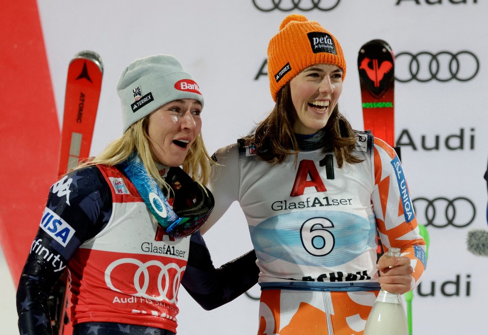 Petra Vlhová a Mikaela Shiffrinová po slalome vo Flachau 2023.