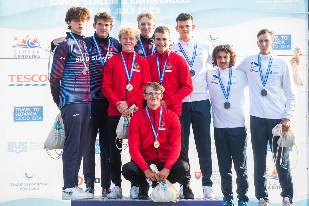 Slovenskí reprezentanti (vľavo) pózujú na pódiu po zisku striebornej medaily v hliadkach 3XK1 počas ME juniorov a do 23 rokov Daniel Hodas-Pauer, Richard Rumanský a Jakub Ševčík.
