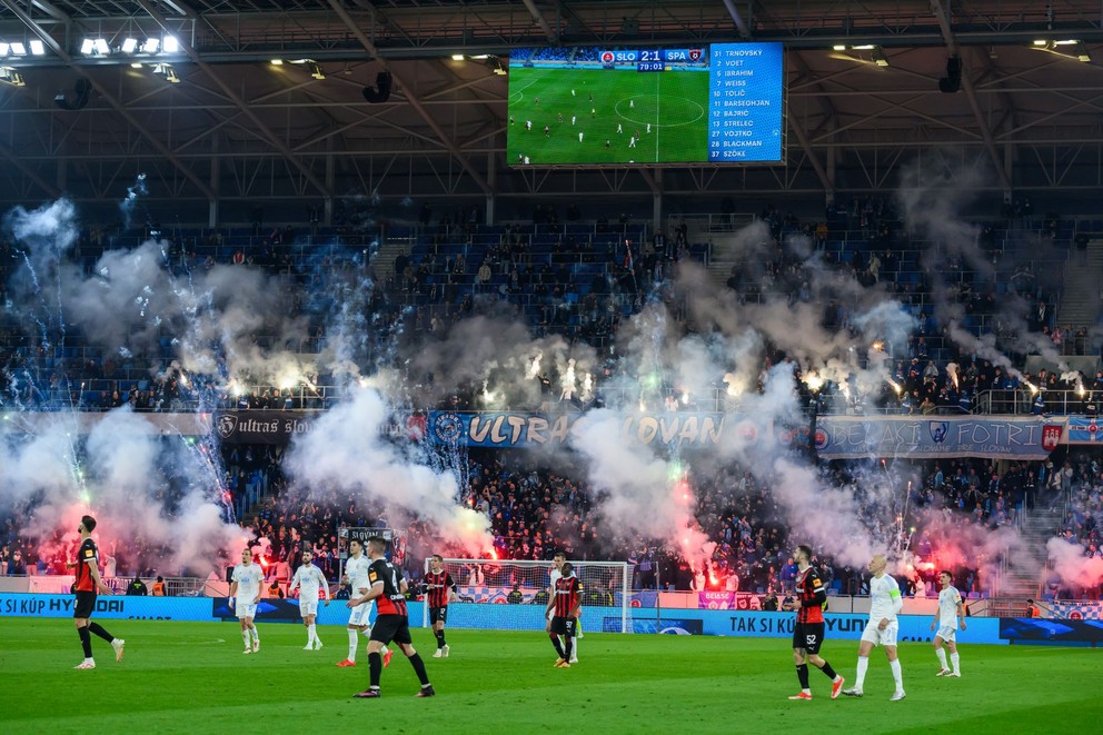Na snímke svetlice počas prvého zápasu semifinále Slovnaft Cupu ŠK Slovan Bratislava - FC Spartak Trnava 2. apríla 2025 v Bratislave.
