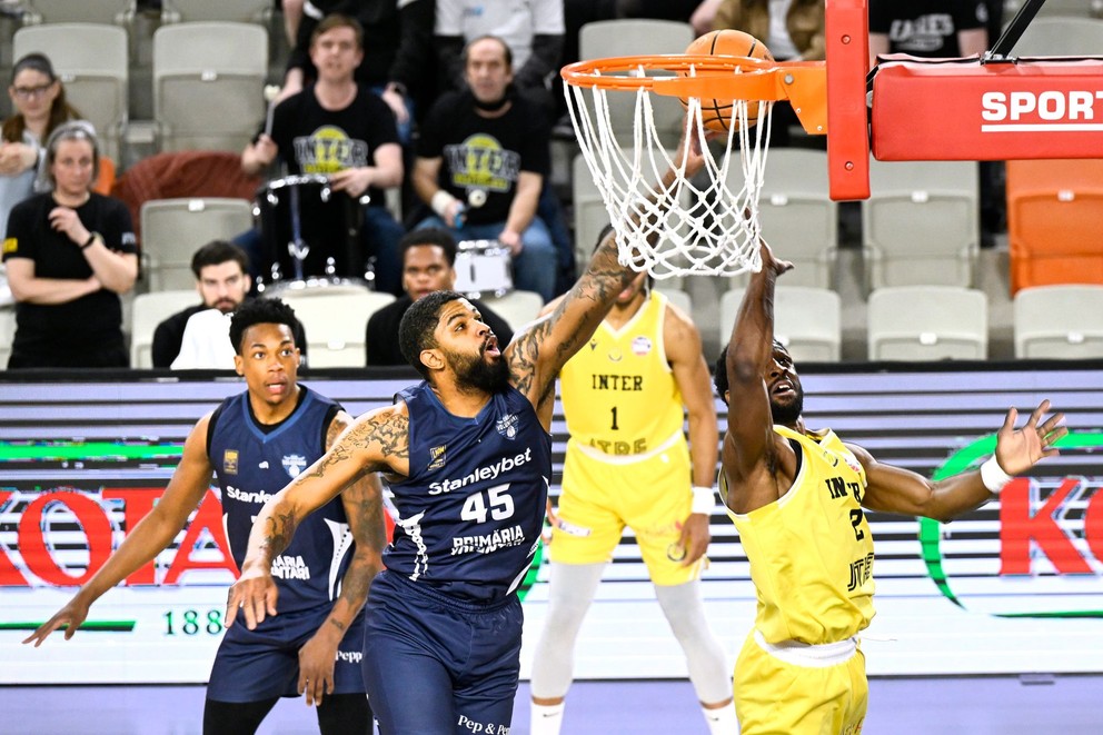 Na snímke vpravo Dontay Caruthers (Inter) a vľavo Lewis Markel Sullivan (Voluntari) počas semifinále ENBL Glasora Final Four Inter Bratislava – CSO Voluntari.