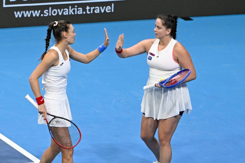 Slovenský deblový pár Tereza Mihalíková (vľavo) a Viktória Hrunčáková.