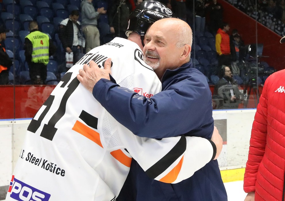 Tréner Zvolena Peter Mikula v objatí s útočníkom Košíc Marekom Bartánusom. 