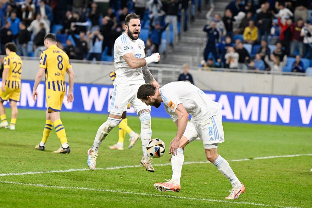 Na snímke v pozadí Tigran Barseghjan.