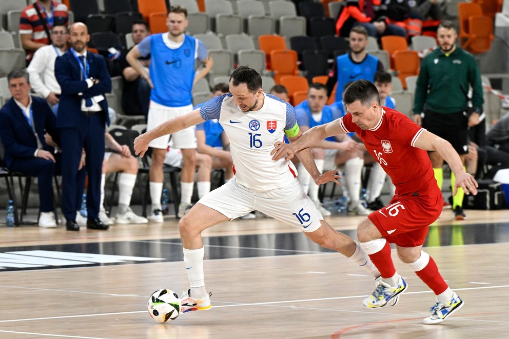 Tomáš Drahovský (Slovensko) a Maciej Jankowski (Poľsko) počas zápasu hlavného kola kvalifikácie ME 2026 3. skupiny.