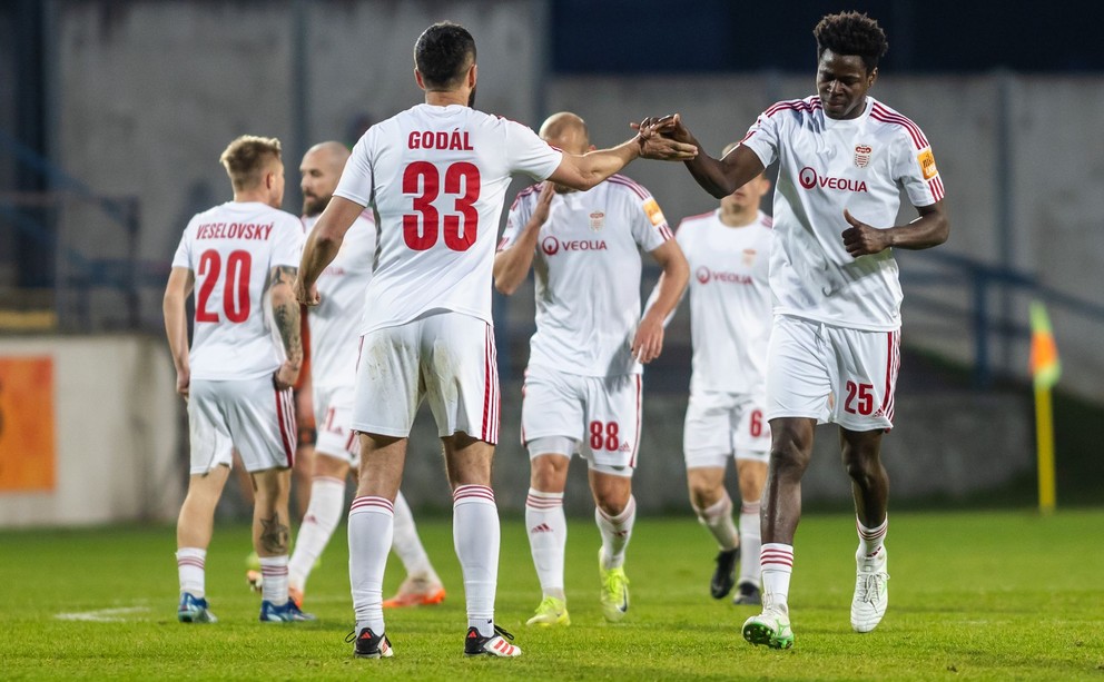Na snímke hráči Banskej Bystrice sa radujú z gólu
v prvom zápase semifinále Slovnaft Cupu vo futbale medzi MFK Ružomberok - MFK Dukla Banská Bystrica.