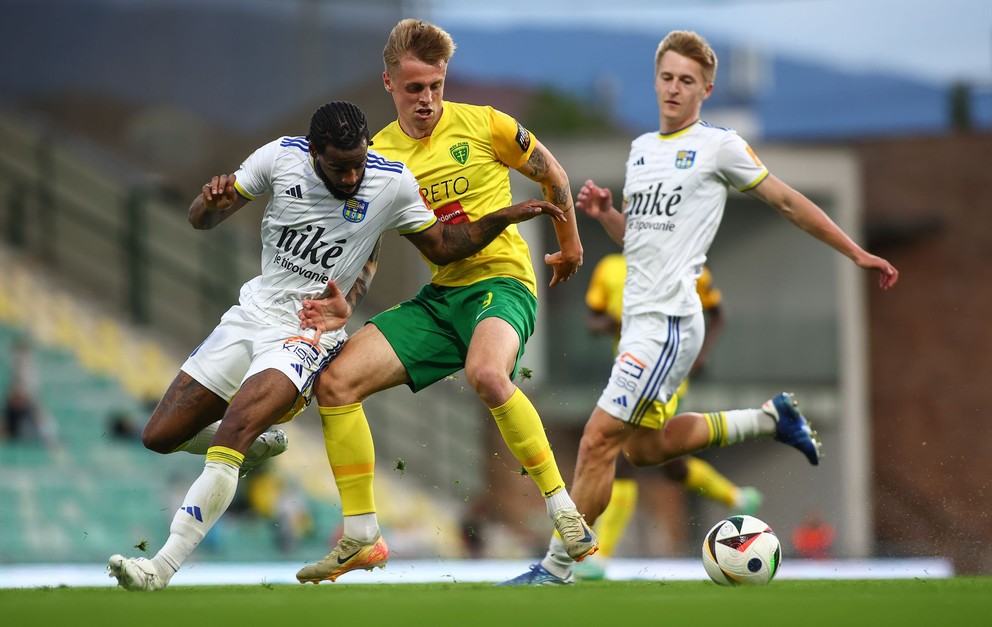Na snímke zľava Zyen Jones (Košice), Timotej Jambor (Žilina) a Miroslav Sovič (Košice).