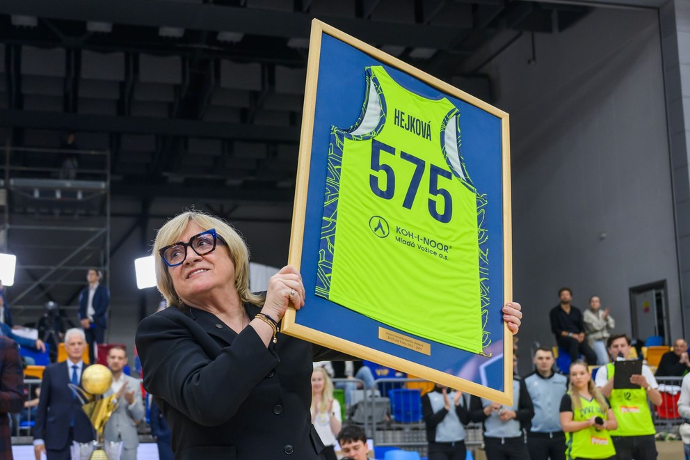 Trénerka USK Praha Natália Hejková sa lúči po zisku majstrovského titulu po treťom finálovom zápase play off českej ženskej basketbalovej ligy USK Praha - BK Žabiny Brno.