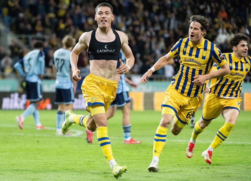 Na snímke gólová radosť futbalistov DAC po góle na 2:1 zľava strelec gólu Damir Redzic, Maté Tuboly a Ammar Ramadan počas 7. kola nadstavbovej časti futbalovej Niké ligy skupiny o titul FC DAC 1904 Dunajská Streda - ŠK Slovan Bratislava 26. apríla 2025.