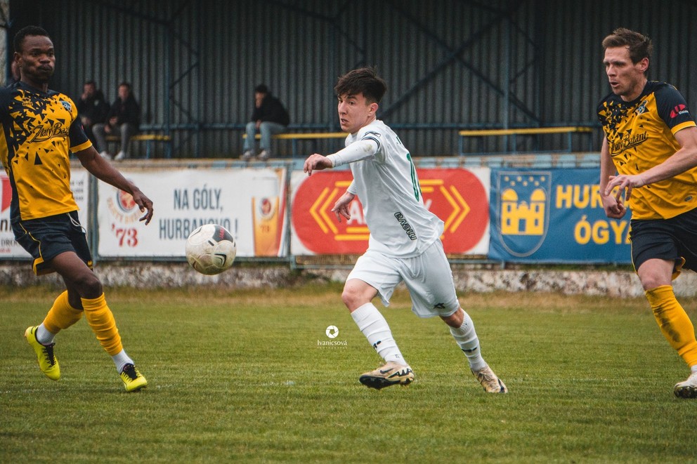 Momentka zo zápasu MŠK Hurbanovo proti prvému ŠK Tvrdošovce.  