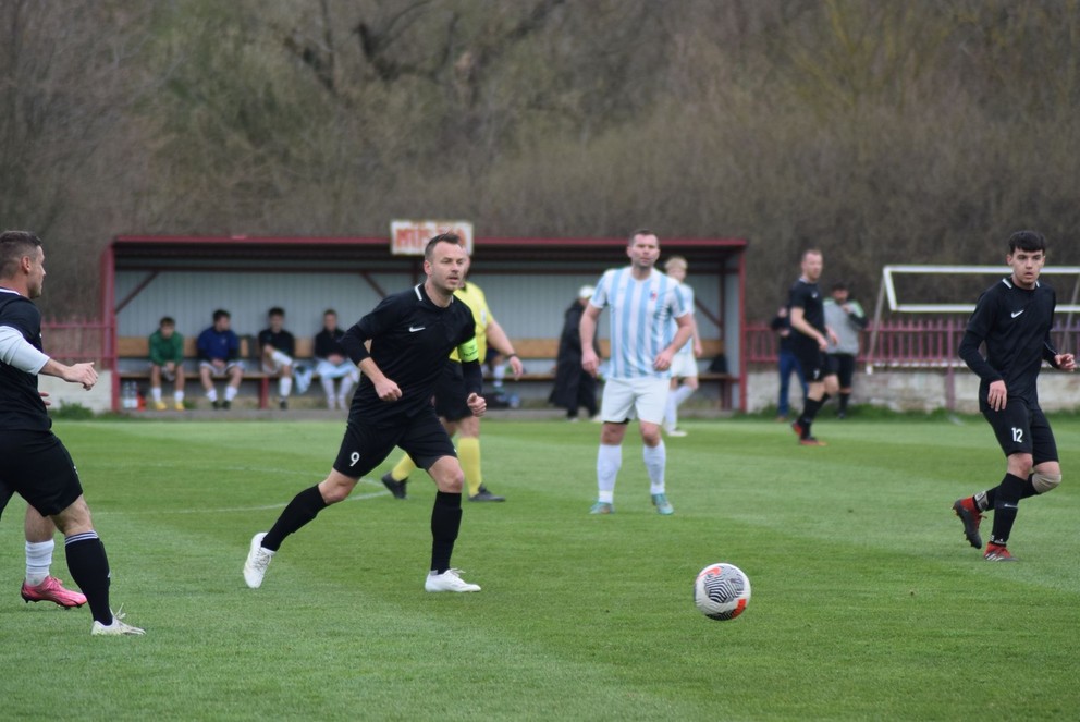 Hrajúci prezident FC Komjatice Martin Marenčák (9) v domácom stretnutí s TJ Veľké Lovce (2:1).