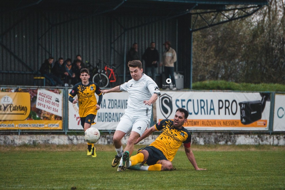 Na zemi v súboji o loptu kapitán Peter Kádek, ktorý je stále verný materskému MŠK Hurbanovo.  