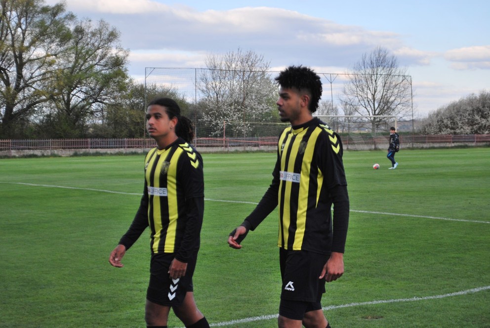 Po zápase Komjatice - Želiezovce (2:2) nemohli byť spokojní ani Brazílčania Edersom Andrade Da Silva a Gabriel De Paulo Neves (vpravo).