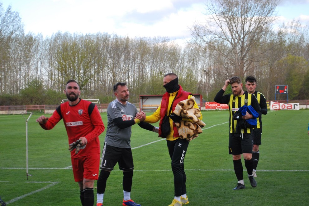 Brankár MŠK Želiezovce Patrik Balogh (vľavo) a aj gólman FC Komjatice Peter Hajnala (vedľa) podali v nedeľu dobrý výkon.