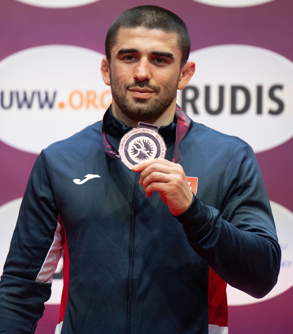 Slovenský zápasník Achsarbek Gulajev pózuje s bronzovou medailou.