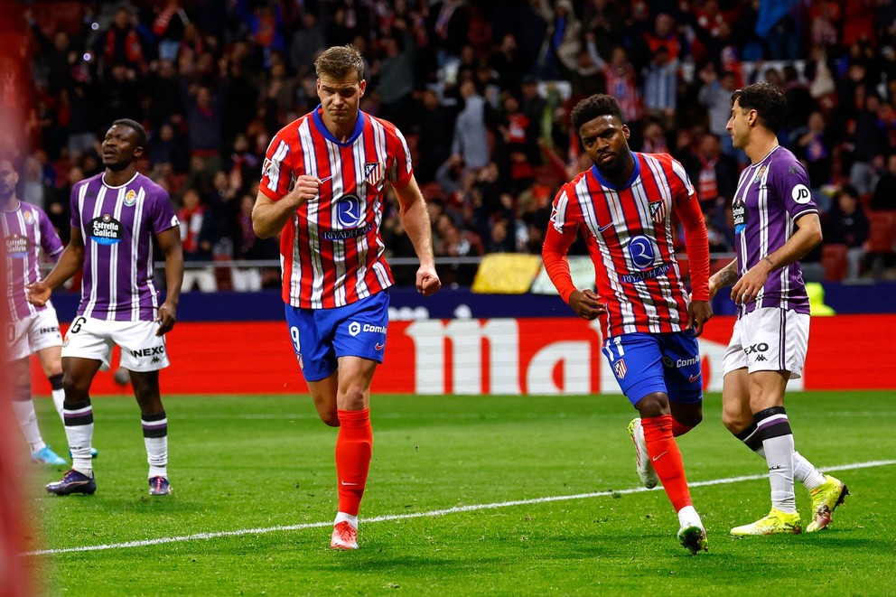 Alexander Sørloth (v strede) sa teší po strelenom góle v zápase Atlético Madrid - Real Valladolid v 31. kole La Ligy.