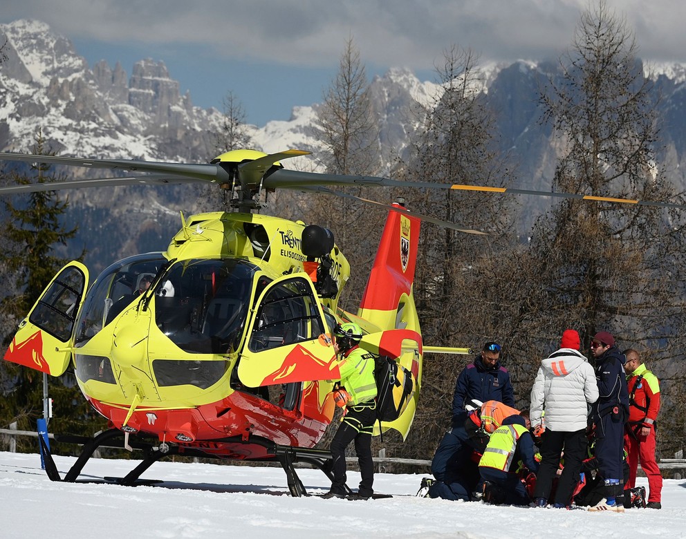 Na snímke zdravotníci nakladajú  taliansku lyžiarku Federicu Brignoneovú do záchranárskeho vrtuľníka po páde v obrovskom slalome.