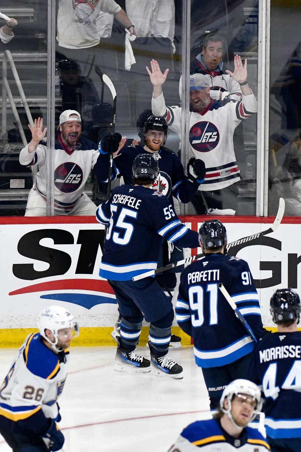 Kyle Connor (vzadu) oslavuje gól proti St. Louis Blues.