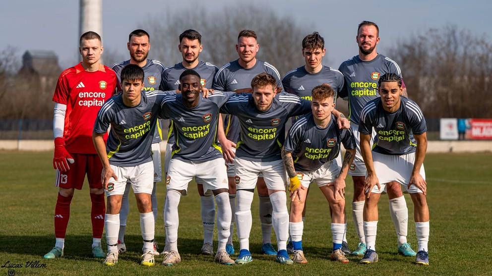 Mužstvo OFK Branč pred zápasom prvého jarného kola v Šuranoch.