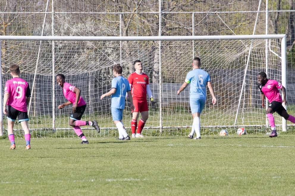 V stretnutí Branč - Topoľníky (1:0) strelil víťazný gól 20-ročný Nemec Kevin Mbuta (prvý sprava).