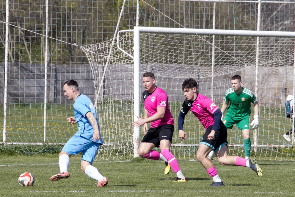 Topoľníčana Ruslana Nikulina sledujú Tibor Gregor (zľava), Peter Kesan a brankár Andreas Nagy z OFK Branč.
