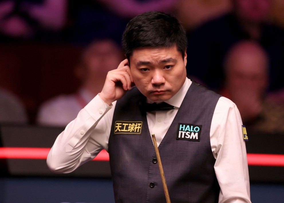 Čínsky hráč Ding Junhui počas MS v snookri 2025.
