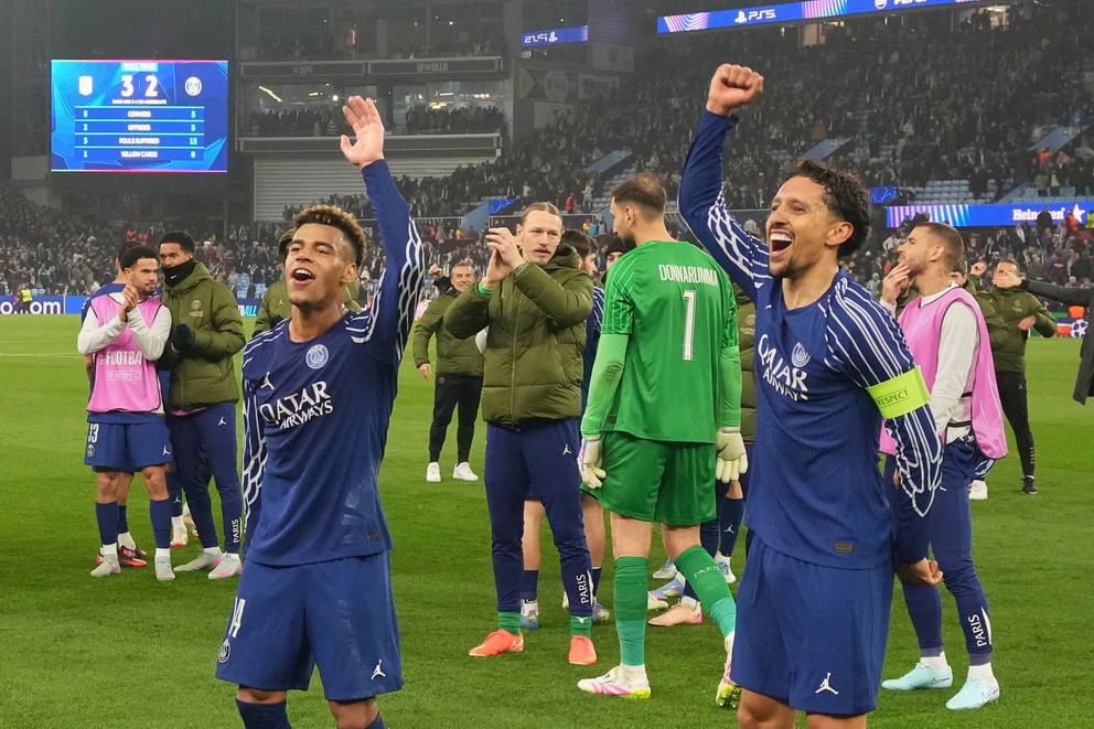 Futbalisti PSG Marquinhos a Desire Doue sa tešia po postupe do semifinále Ligy majstrov.