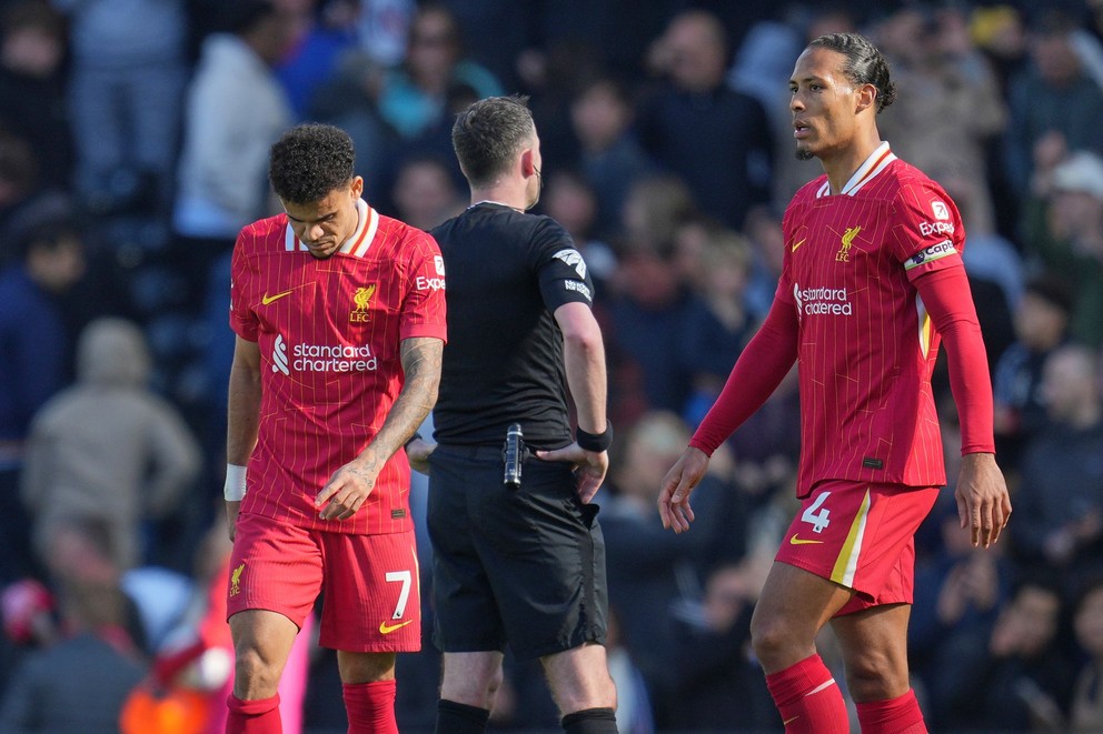 Sklamaný Virgil van Dijk (vpravo) po zápase s Fulhamom.