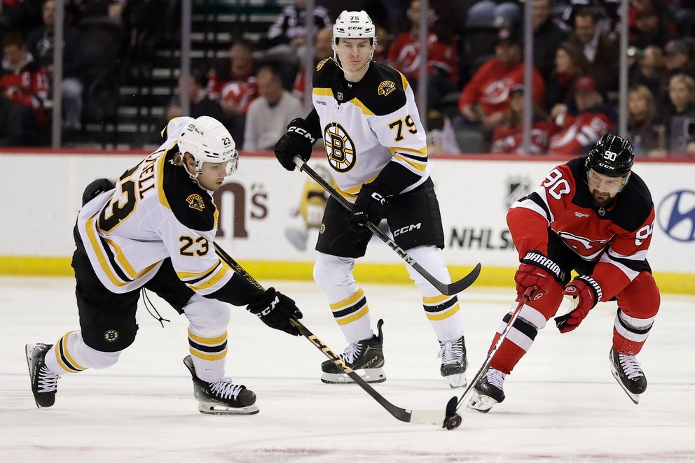 Fabian Lysell (Boston) a Tomáš Tatar (New Jersey) v súboji o puk.
