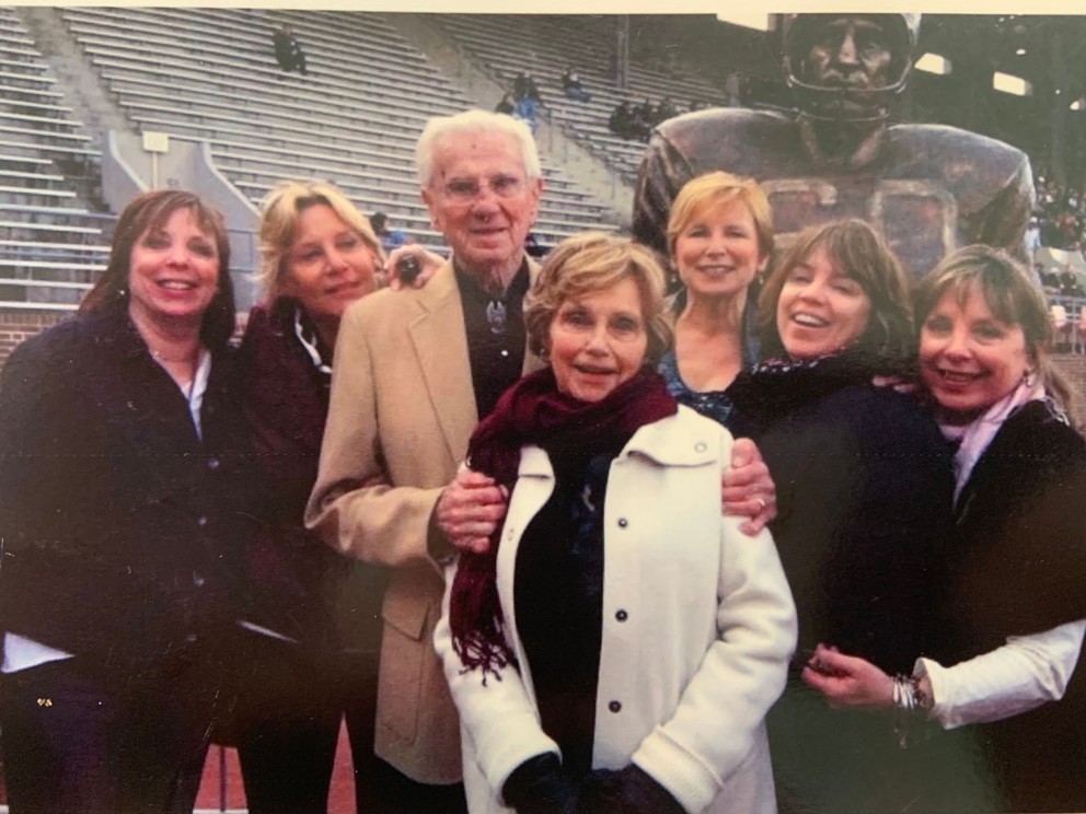 Chuck Bednarik with the closest in front of his statue in the area of ​​the University of Pennsylvania. From the left daughter Pamela, Donna, Chuck, wife Emma, ​​daughter Charlene, Jackie, Carol.