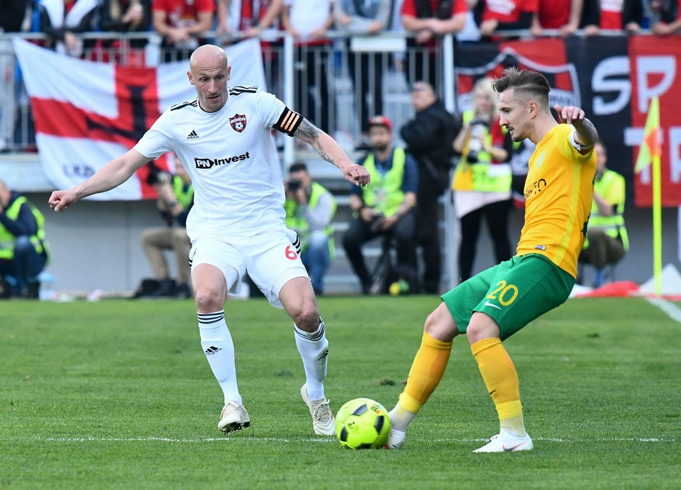 Marek Janečka z Trnavy (vľavo) a Michal Škvarka zo Žiliny v zápase finále 50. ročníka SP - Slovnaft Cupu medzi FC Spartak Trnava - MŠK Žilina.