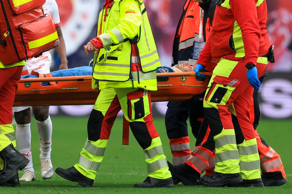 Peter Gulácsi na nosidlách. 