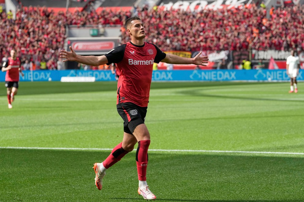 Patrik Schick oslavuje gól v drese Bayeru Leverkusen.