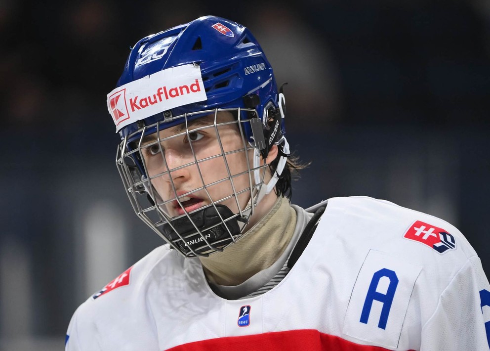 Ján Chovan v zápase Slovensko - Fínsko na MS v hokeji do 18 rokov 2025.