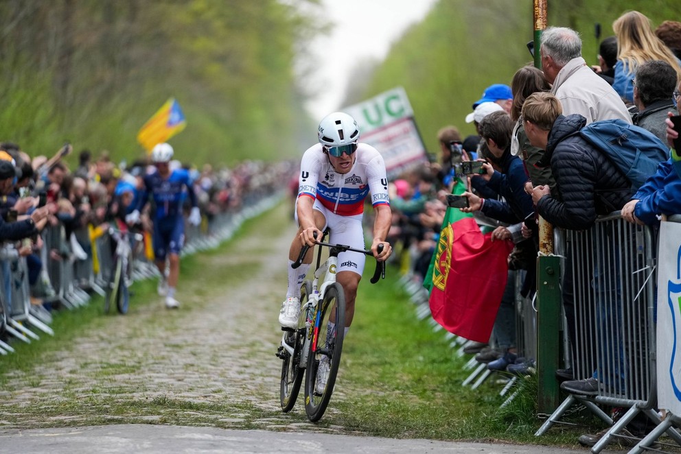 Slovenský cyklista Lukáš Kubiš počas pretekov Paríž - Roubaix 2025.